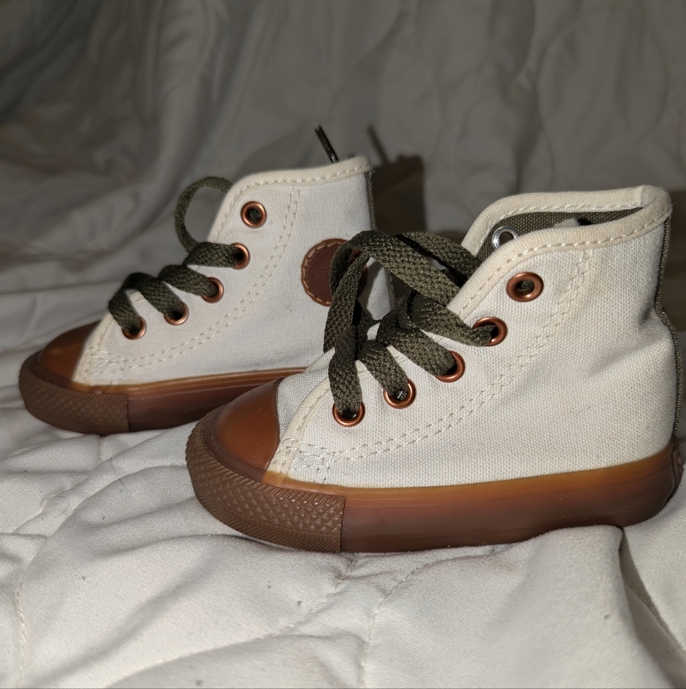 Toddler hi top chuck taylors size 4